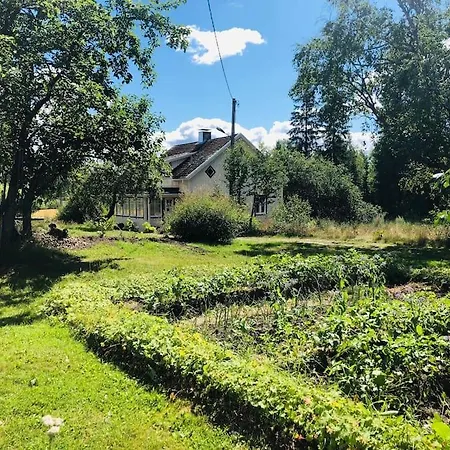 Tilava Ja Rauhallinen Huvila Mukavuuksilla *
